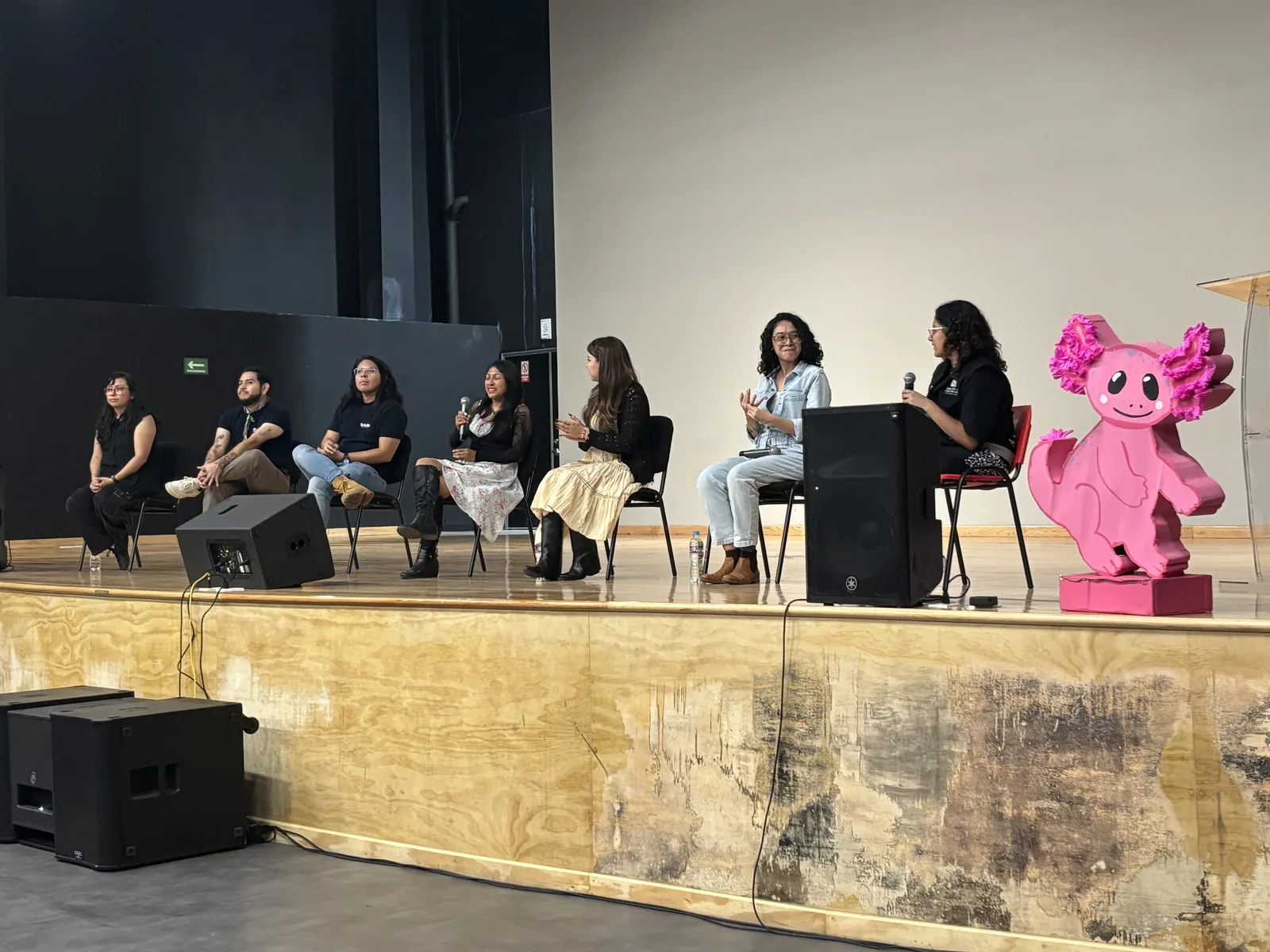 Equipo de Centro Sulub en escenario con su mascota, el ajolote