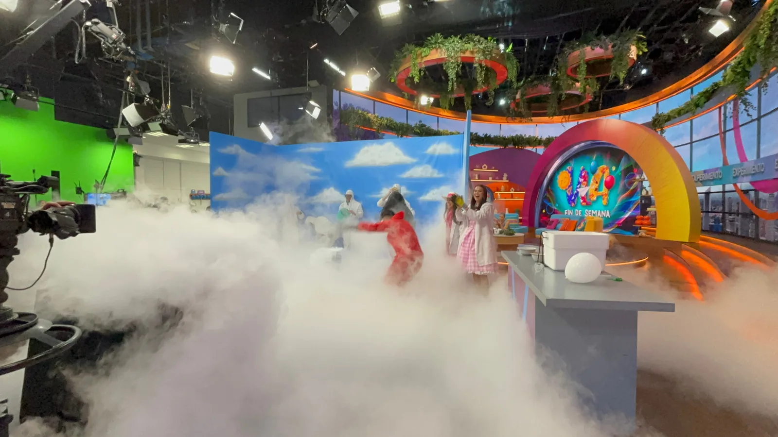 Equipo de Centro Sulub en el foro de Venga la Alegría, TV Azteca